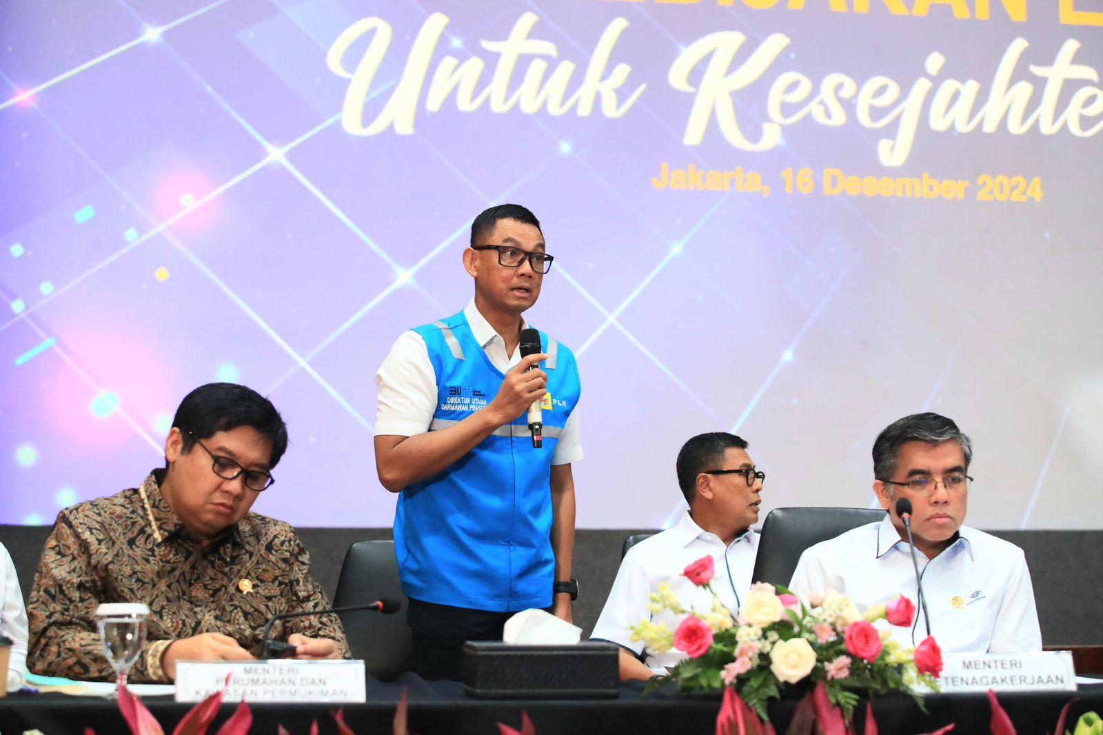 Direktur Utama PT PLN (Persero), Darmawan Prasodjo (berdiri), saat memaparkan terkait diskon tarif listrik 50 persen untuk rumah tangga dengan daya listrik 2.200 VA ke bawah pada periode Januari hingga Februari 2025. FOTO; ISTIMEWA. 