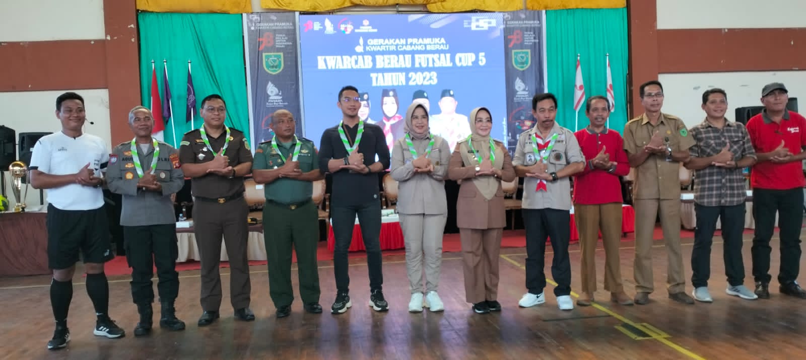 Bupati Berau, Sri Juniarsih (tujuh dari kiri) pada Selasa, 22 Agustus 2023 secara resmi membuka turnamen futsal garapan Kwarcab Gerakan Pramuka Berau. FOTO: ISTIMEWA. 