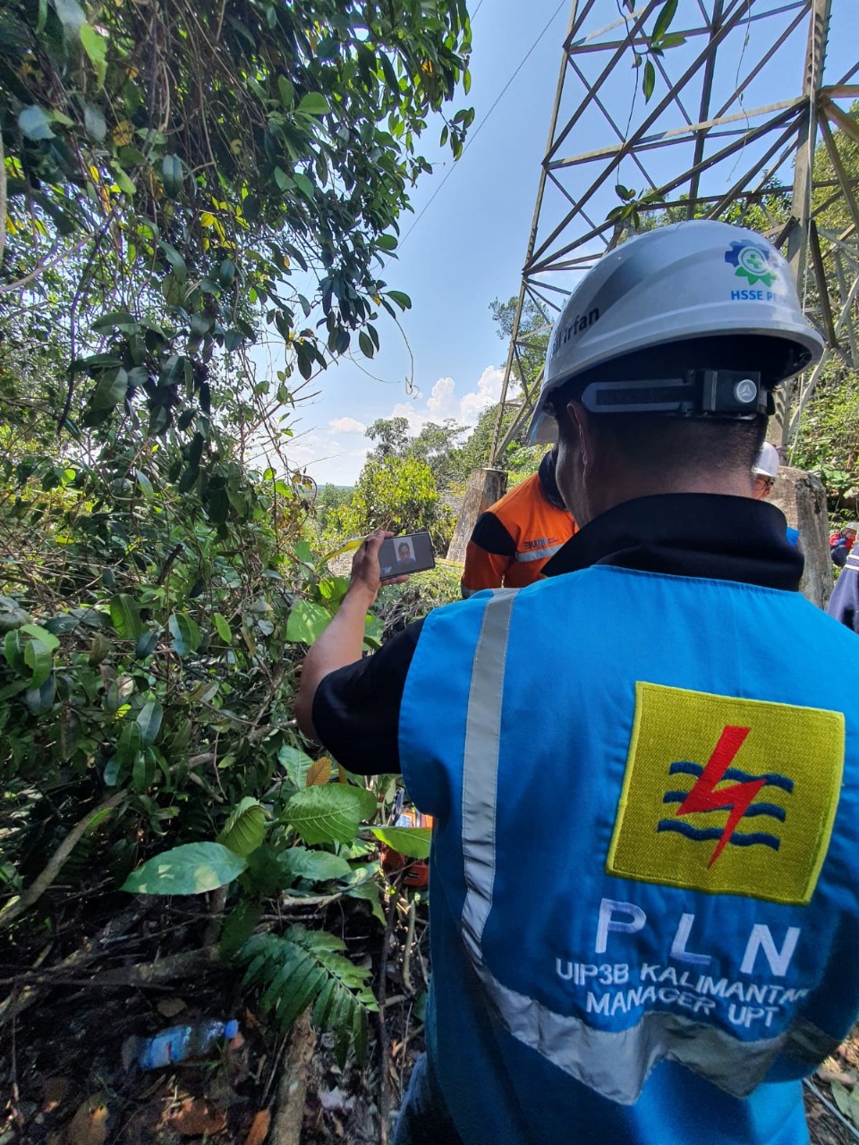 Manager UPT Pontianak, Darul Irfan, melakukan pengecekan langsung dan rutin melaporkan kondisi tower transmisi untuk memastikan pelaksanaan pekerjaan sesuai prosedur keselamatan kerja yang ketat. FOTO; ISTIMEWA. 