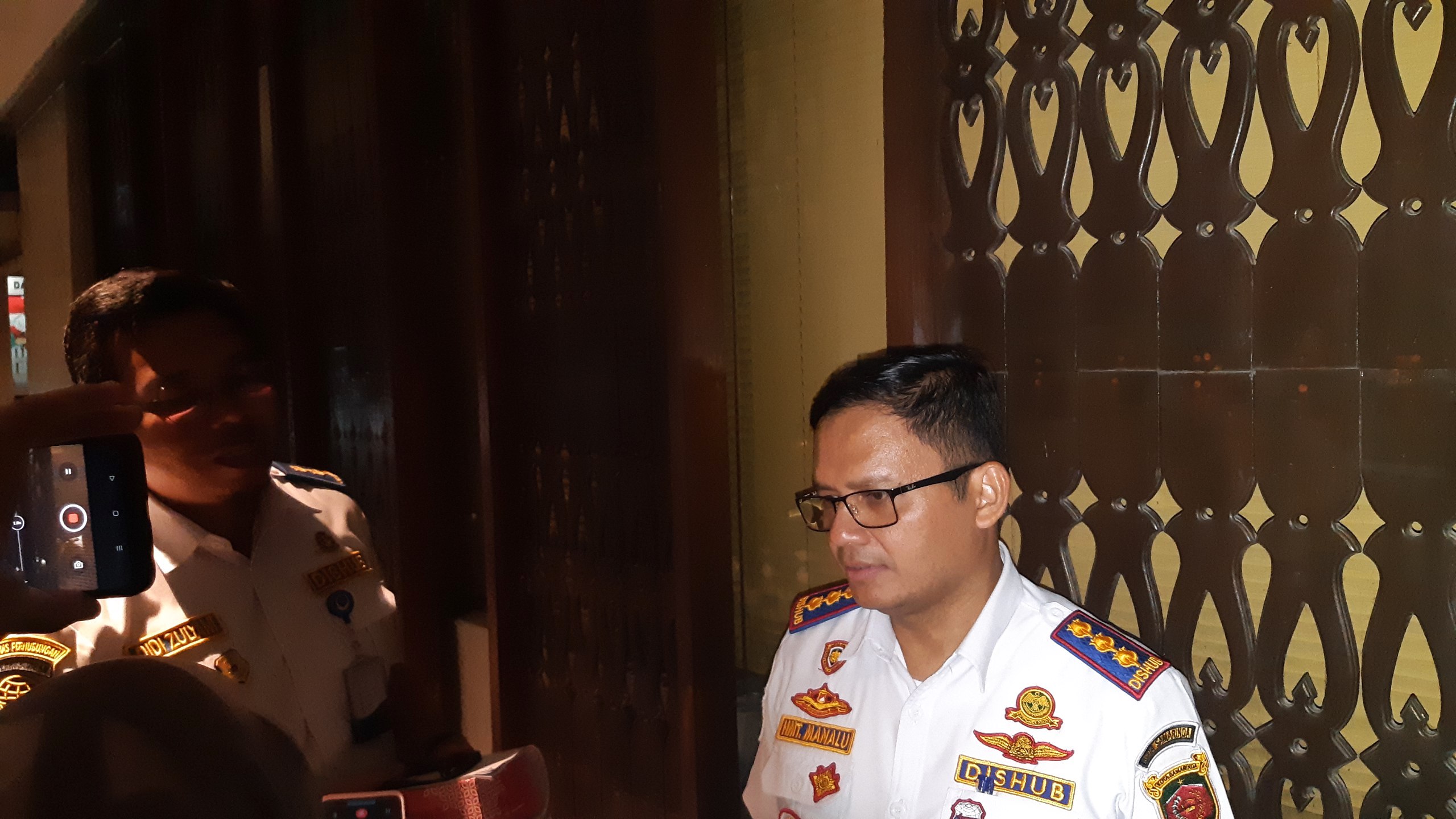Kepala Dishub Samarinda, Hotmarulitua Manalu, menjelaskan hasil pembahasan mengenai pengelolaan area parkir berbayar. FOTO: MUHAMMAD AL FATIH-KALTIMKECE.ID