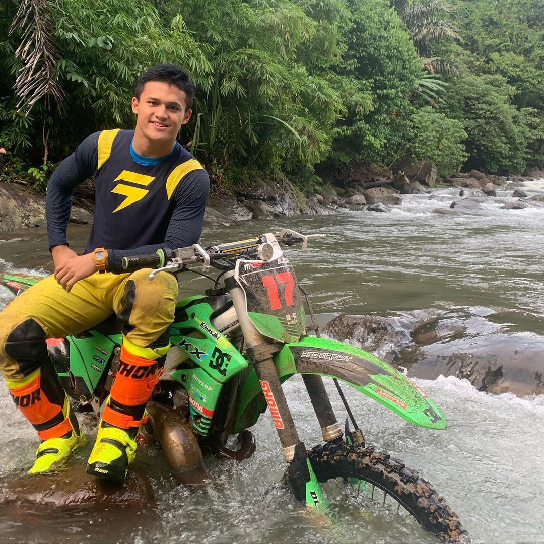 Rizky bersama hobi trabasnya. FOTO: DOKUMEN PRIBADI