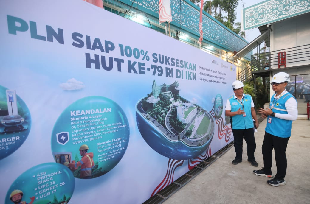 Direktur Utama PT PLN (Persero), Darmawan Prasodjo (kanan), ketika menerima laporan dari General Manager PLN Unit Induk Distribusi Kalimantan Timur dan Kalimantan Utara, Agung Murdifi (kiri) tentang kesiapan sistem kelistrikan di IKN menjelang peringatan HUT ke-79 RI. FOTO; ISTIMEWA. 