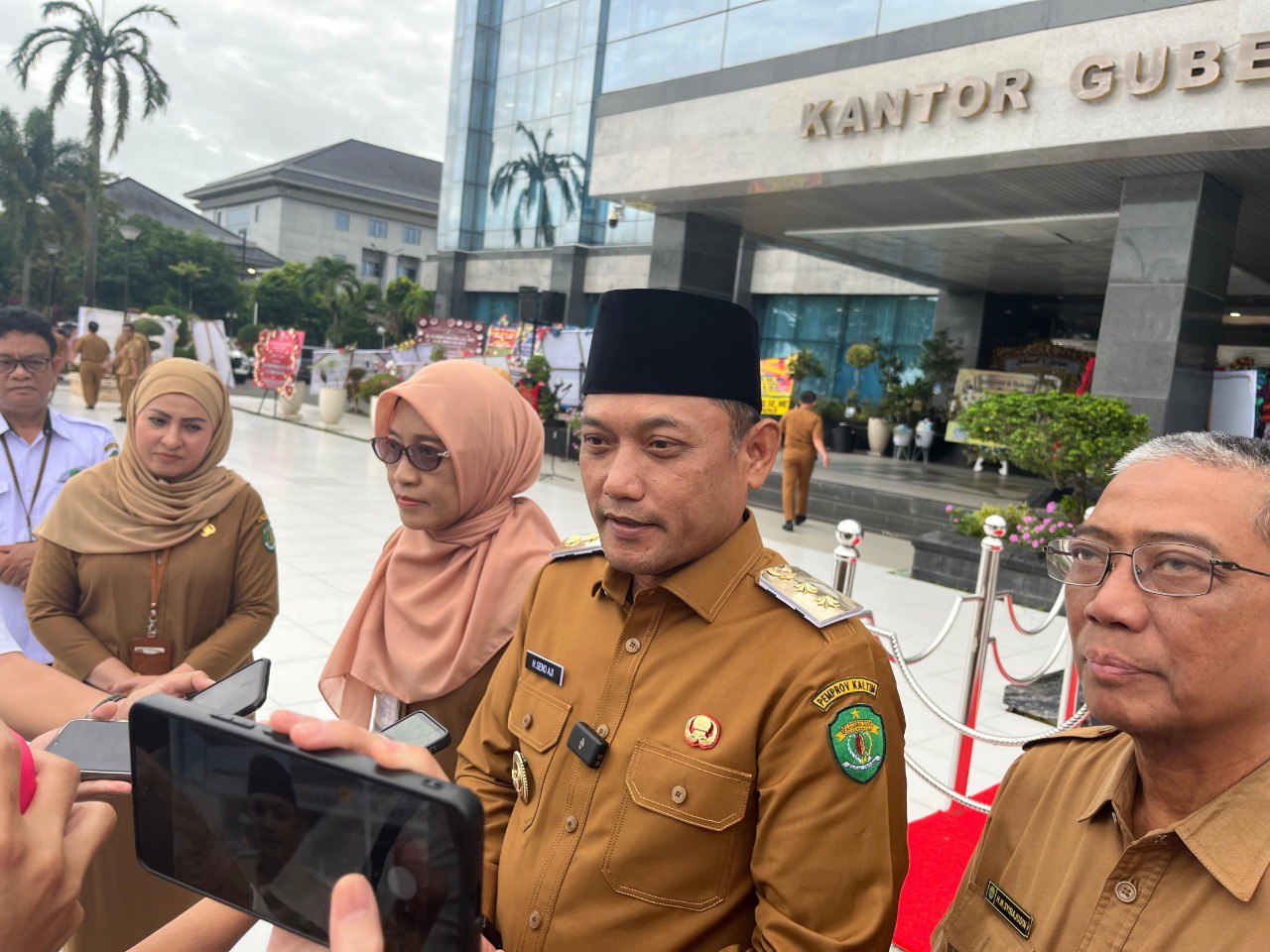 Wagub Seno Aji di halaman Kantor Gubernur Kaltim. FOTO: M AL FATIH-KALTIMKECE.ID