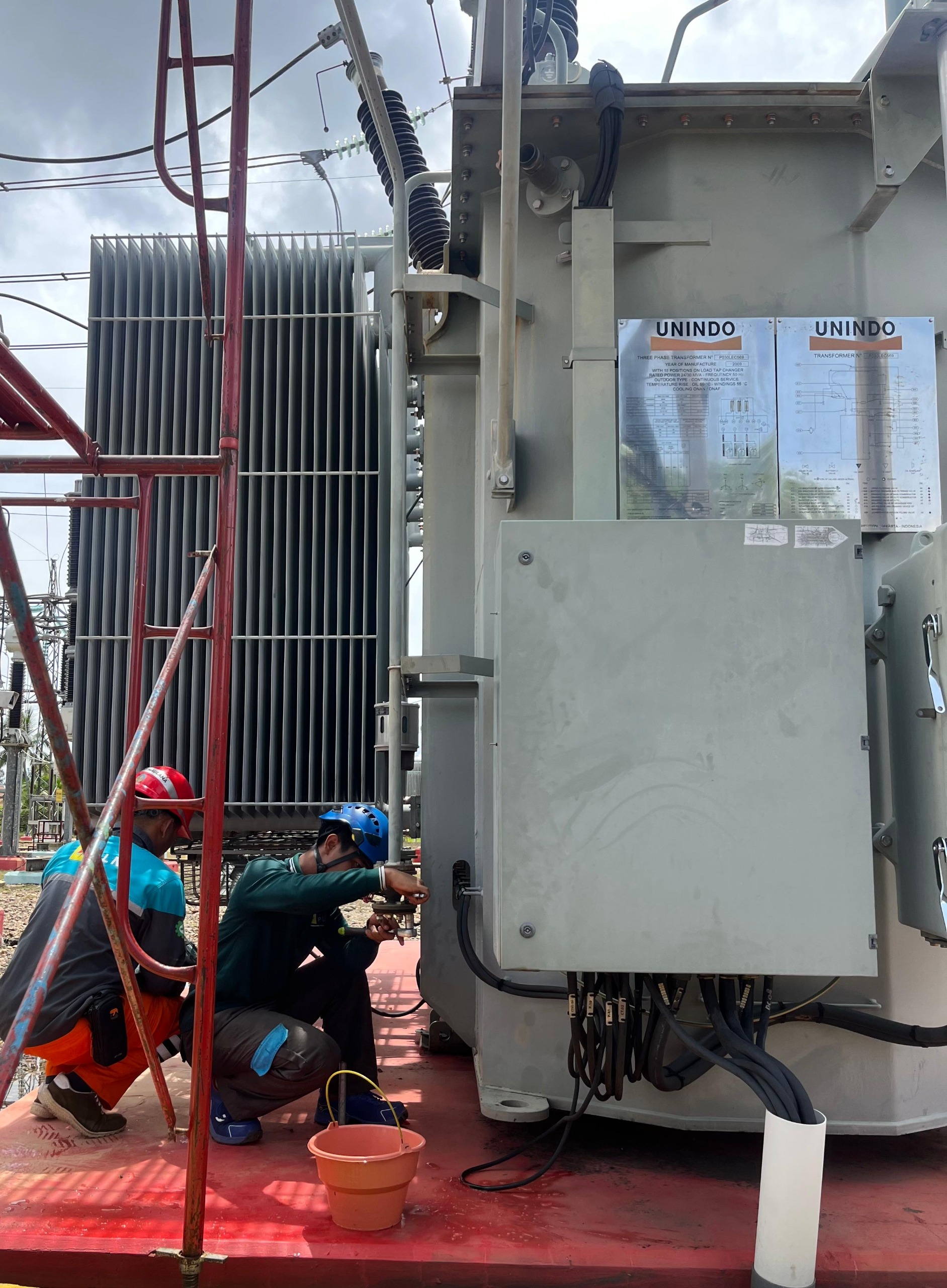 Para petugas PLN sedang melakukan pekerjaan penggantian minyak On Load Tap Changer (OLTC) pada Trafo-2 di Gardu Induk (GI) 150 kV Selat, Kabupaten Kapuas, Kalimantan Tengah. FOTO; ISTIMEWA. 