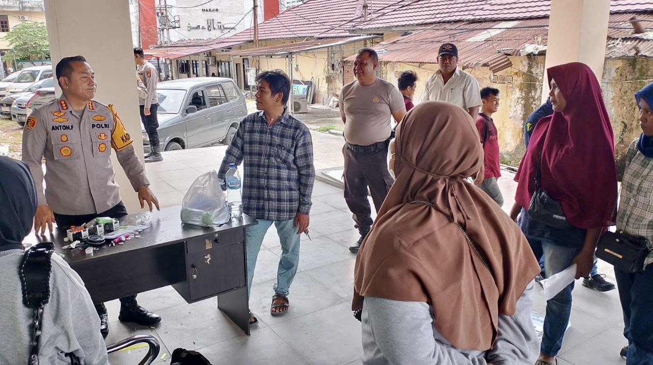 Sejumlah anggota arisan online melapor ke Markas Polresta Balikpapan, Kamis, 25 Januari 2024. FOTO: SEPTIANUS HENDRA-KALTIMKECE.ID