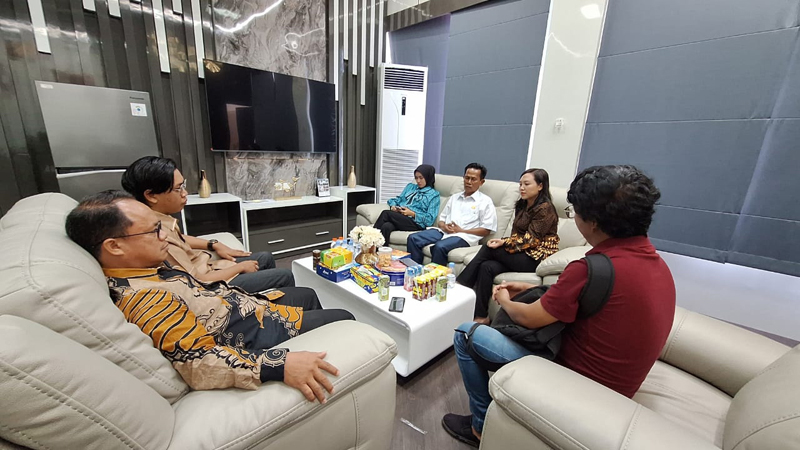 Anggota DPRD Kutim dari Fraksi Nasdem membahas sikap pemerintah Kutim mengenai anggaran 2025 di DPRD pada Kamis, 17 April 2025. FOTO: CONY HARSEN0-KALTIMKECE.ID