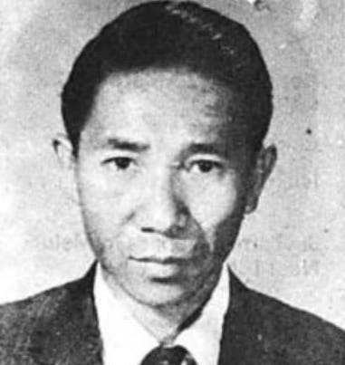 Awang Badaranie Abbas, bupati Paser periode 1979-1984 yang juga penerima Beasiswa Kutai. Ia FOTO: RIWAYAT HIDUP ANGGOTA-ANGGOTA MAJELIS PERMUSYAWARATAN RAKYAT HASIL PEMILIHAN UMUM, 1971, HLM 457.