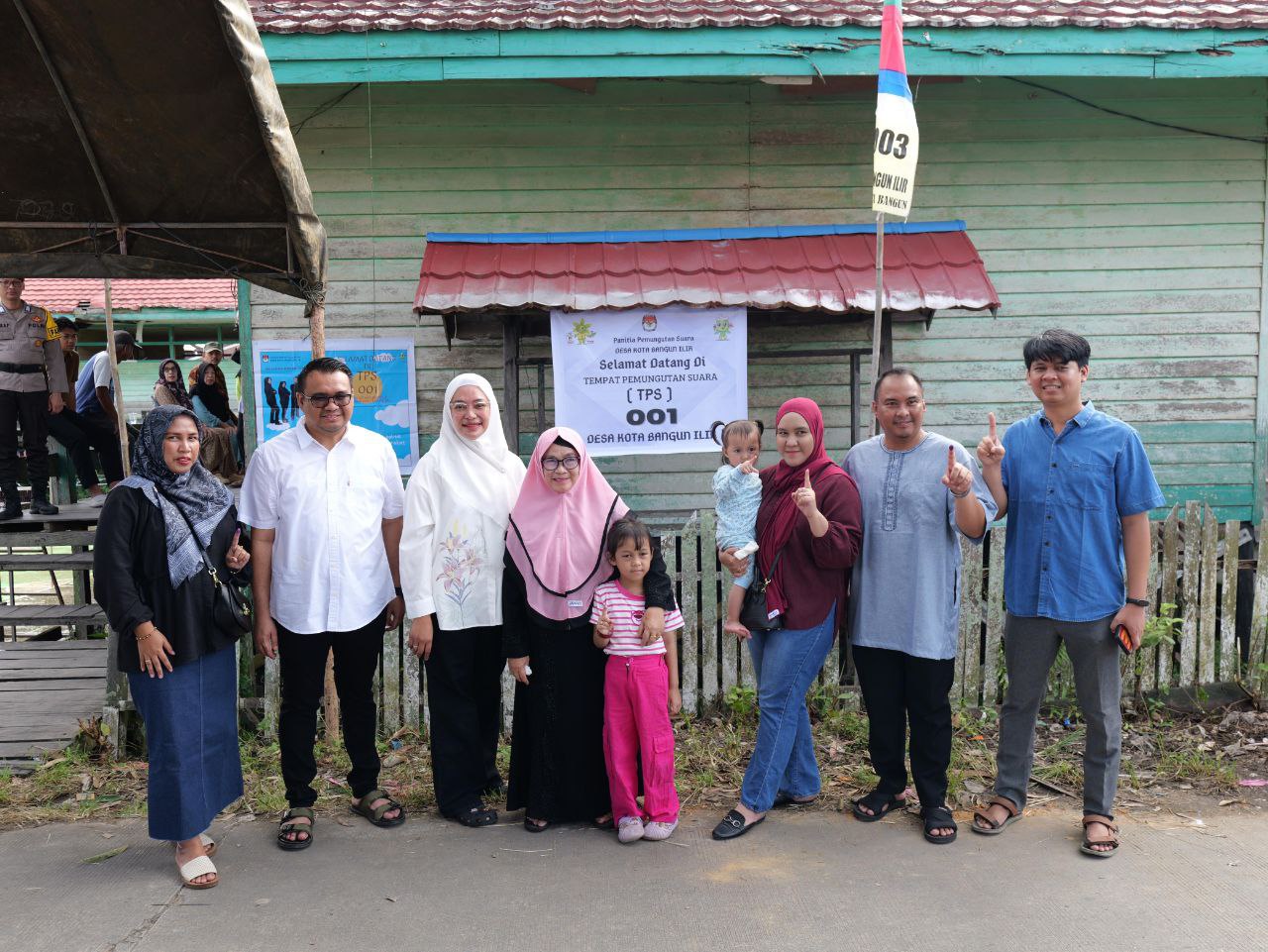 Aulia Rahman Basri bersama keluarga mencoblos di TPS 01 Desa Kota Bangun Ilir, Kota Bangun, Kukar, Sabtu, 19 April 2025. FOTO: ALDI BUDIARIS-KALTIMKECE.ID