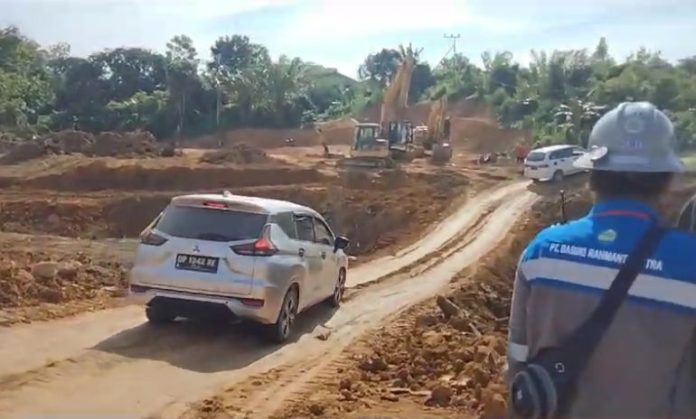 Jalan tanah sebagai jalur alternatif setelah jalan poros di Desa Tengin Baru, Kecamatan Sepaku, PPU, amblas pada Senin, 29 Januari 2024. FOTO: ISTIMEWA