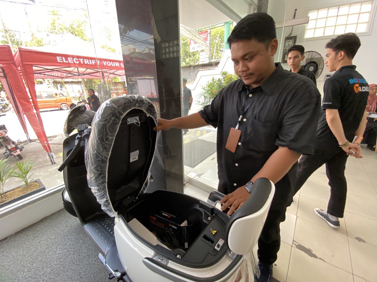 G6, motor listrik spek terbaik dari Yadea dengan bagasi 21 liter. FOTO: GIARTI IBNU LESTARI-KALTIMKECE.ID. 