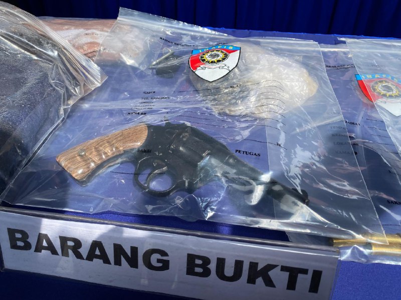 Barang bukti senjata api rakitan dengan sejumlah amunisi dari tersangka IJ turut disita kepolisian. FOTO: GIARTI IBNU LESTARI-KALTIMKECE.ID