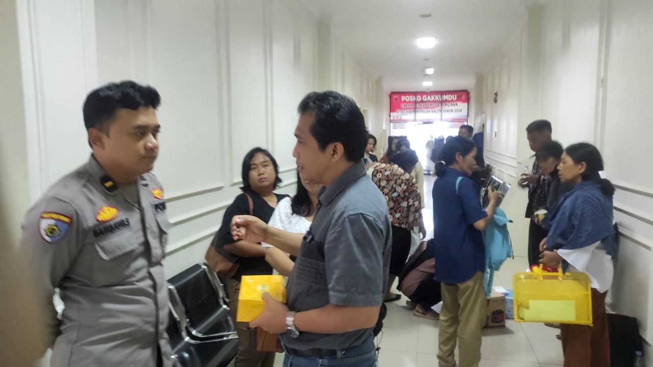 Keluarga dan kerabat BR menunggu di Markas Polda Kaltim saat gelar perkara, Kamis, 25 April 2024. FOTO: SURYA ADITYA-KALTIMKECE.ID