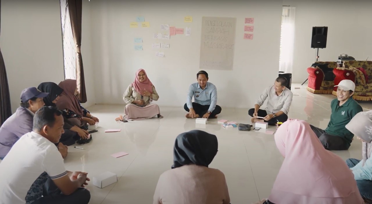 Diskusi Pemdes dan Masyarakat Desa Sekerat. FOTO; ISTIMEWA.