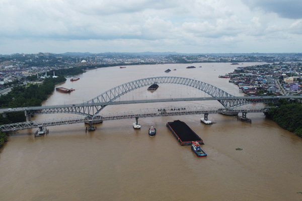 Tampak atas Jembatan Mahakam I. Terlihat tongkang melewati pilar dengan bentang jarak 100 meter. FOTO: LA HAMSAH-KALTIMKECE.ID