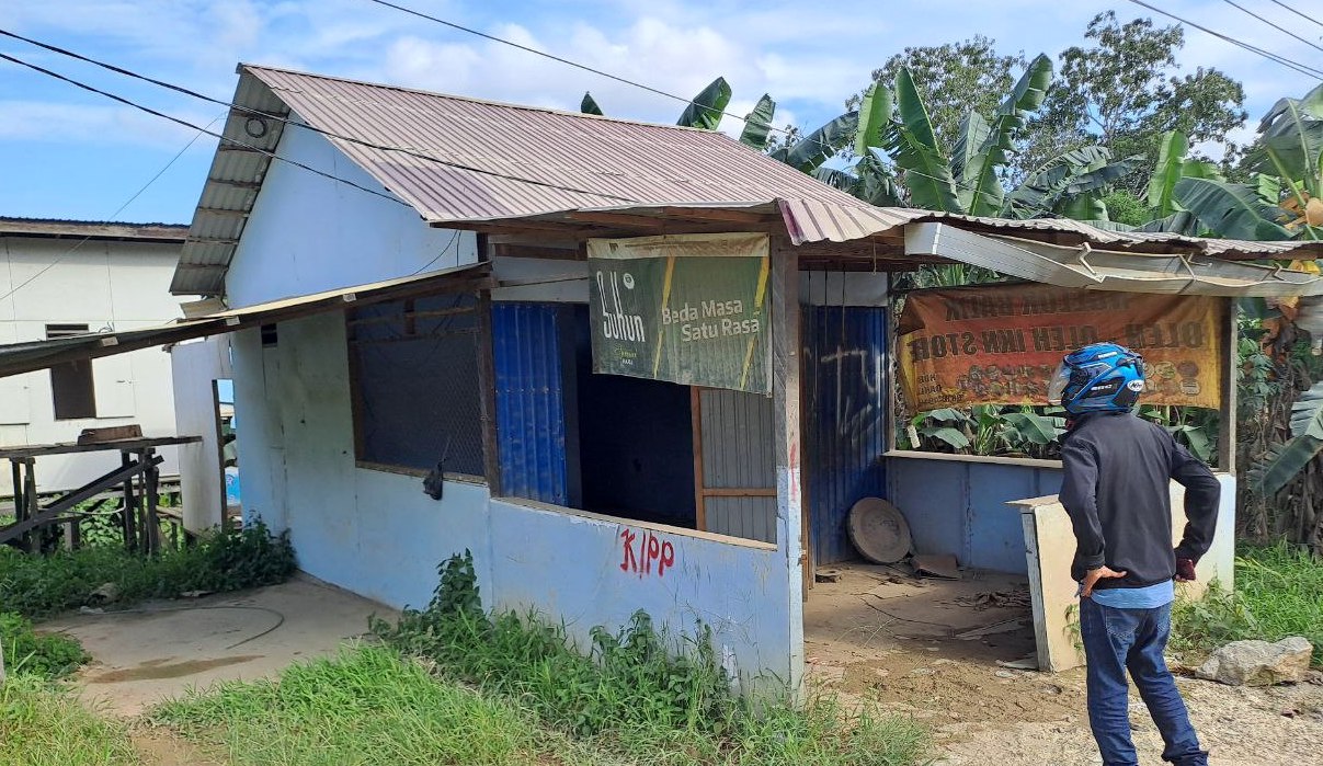 Rumah milik Dahlia sebelum dikosongkan. Ia mengaku terpaksa menerima harga ganti rugi dari pemerintah. FOTO: SURYA ADITYA-KALTIMKECE.ID 