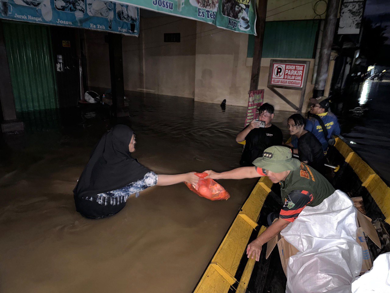 Tim BPBD Mahulu membantu warga yang terdampak banjir di Ujoh Bilang. FOTO: ISTIMEWA