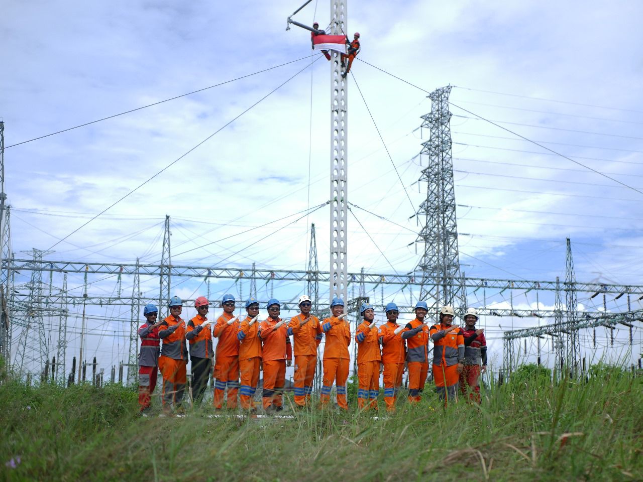 Semangat tim PLN di garis depan keandalan listrik dalam menjaga energi untuk kemajuan Kalimantan. FOTO; ISTIMEWA. 