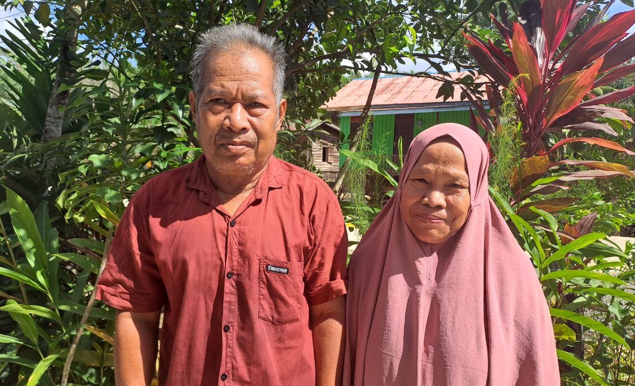 Rusman dan Nur Hayati, warga yang mengaku tanah mereka dipasangi pelang oleh Badan Bank Tanah. FOTO: SURYA ADITYA-KALTIMKECE.ID