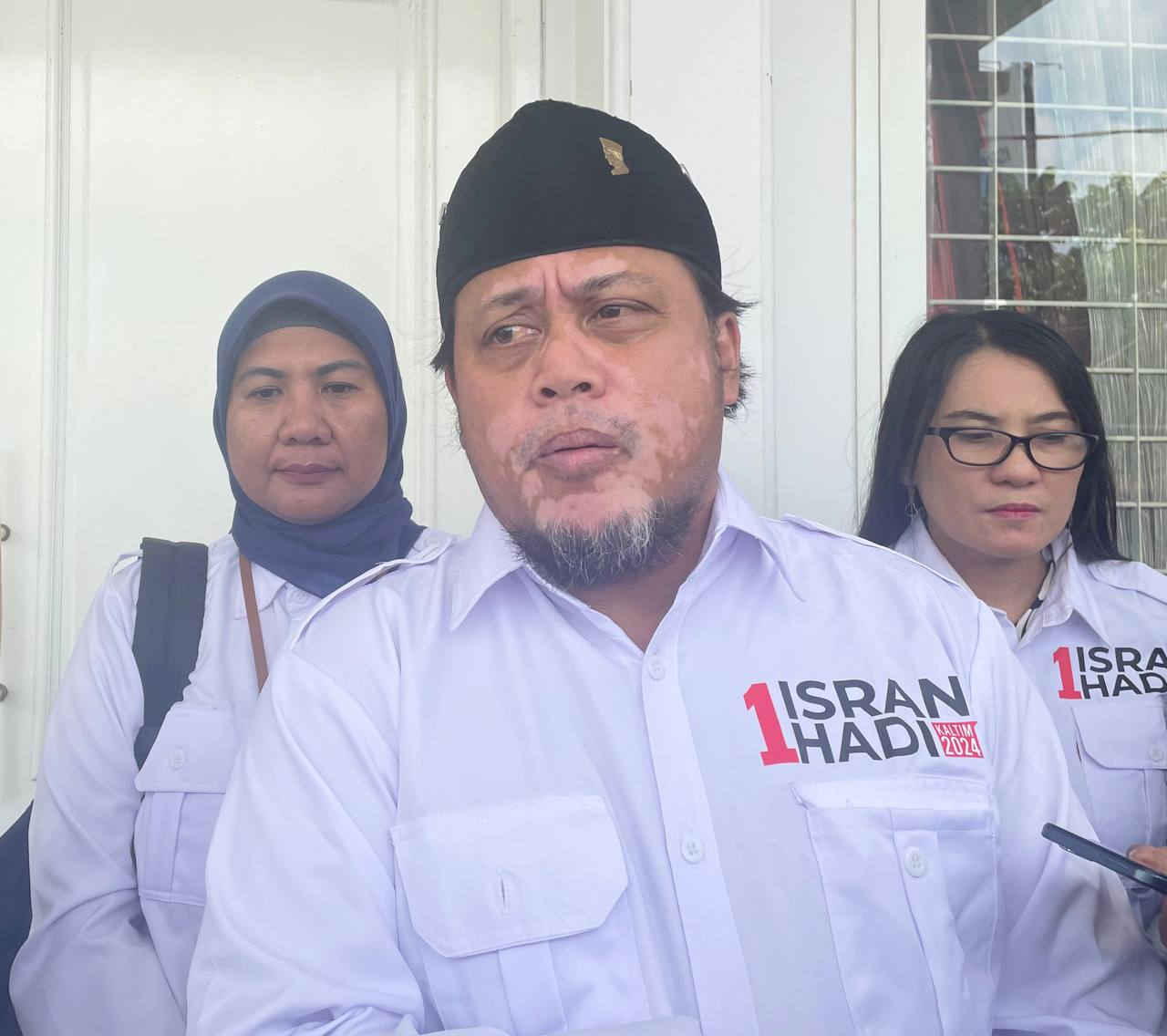 Wakil ketua bidang hukum, tim pemenangan Isran-Hadi, Roy Hendrayanto (tengah) usai melaporkan Rusmadi Wongso di Bawaslu Kaltim. FOTO: LA HAMSAH- KALTIMKECE.ID