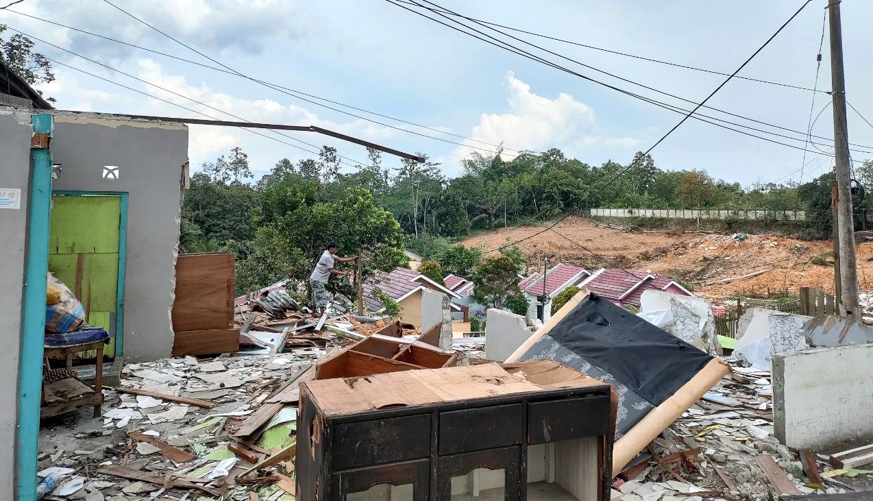 Seorang warga tengah membongkar rumahnya di Jalan Sukarno Hatta, Kilometer 11, Karang Joang, Balikpapan Utara. FOTO: SEPTIANUS HENDRA-KALTIMKECE.ID