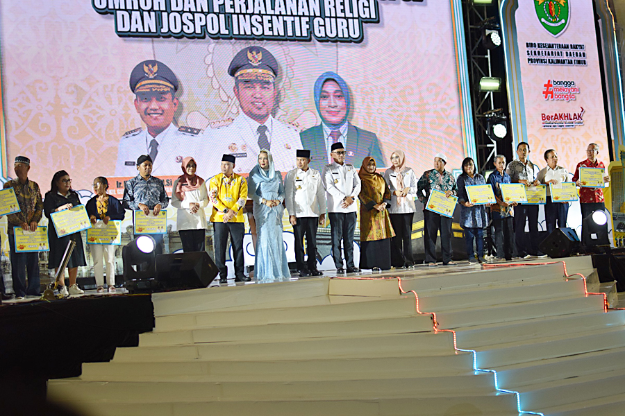 Gubernur dan Wakil Gubernur Kaltim menyerahkan penghargaan program Gratispol Umroh dan Perjalanan Religi Gratis, dan Jospol Insentif Guru di Plenary Hall Sempaja, Samarinda, pada Rabu, 25 Juni 2025. FOTO: M AL FATIH-KALTIMKECE.ID