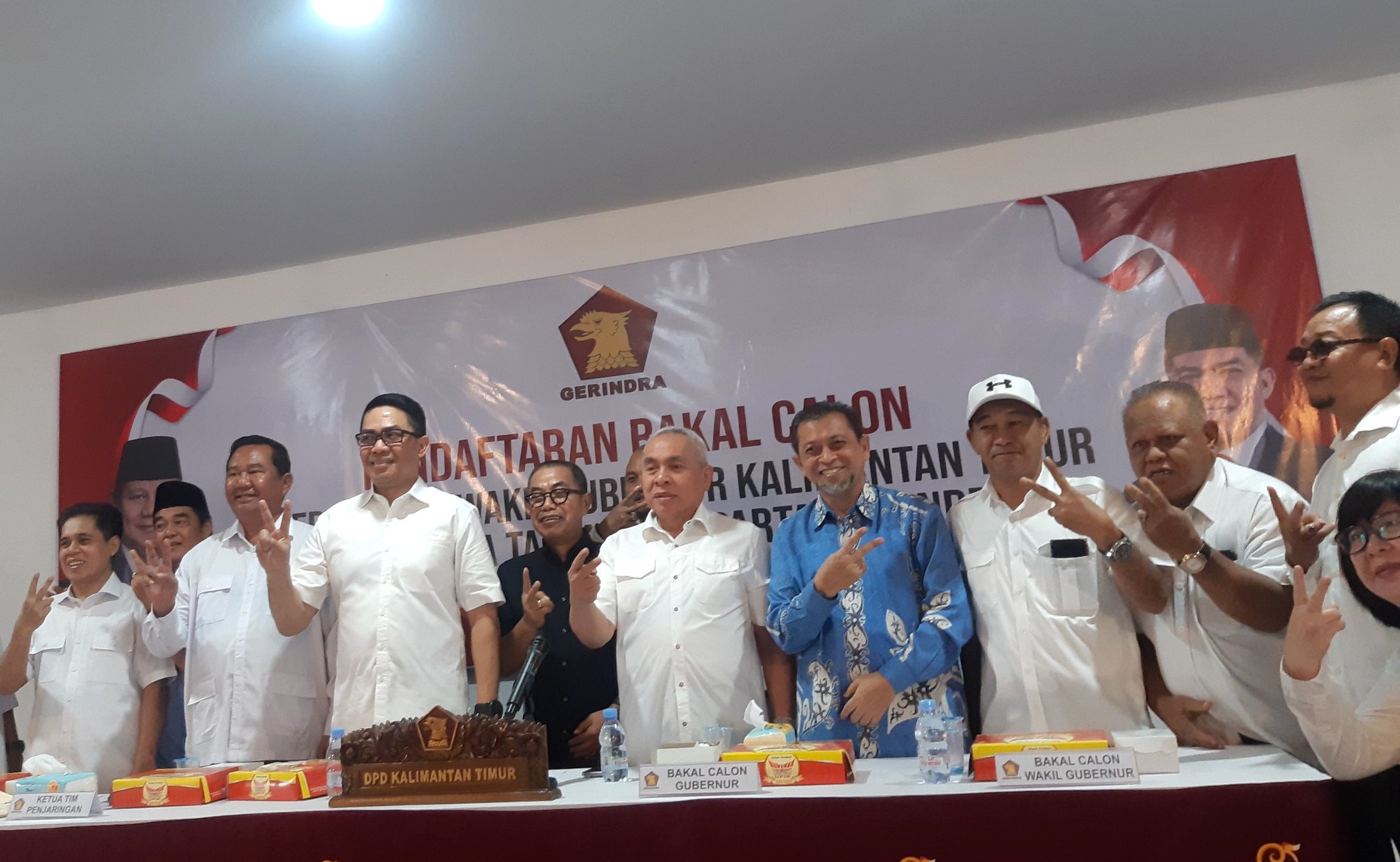 Isran Noor dan Hadi Mulyadi ketika mengembalikan berkas pendaftaran di Kantor DPD Partai Gerindra Kaltim di Samarinda. FOTO: ARSIP KALTIMKECE.ID