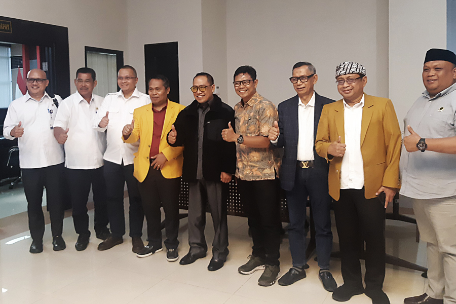 Sejumlah pimpinan perguruan tinggi di Kaltim berfoto bersama di Gedung DPRD Kaltim, Samarinda, selepas audiensi mengenai Gratispol, Selasa 10 Juni 2025. FOTO: M AL FATIH-KALTIMKECE.ID