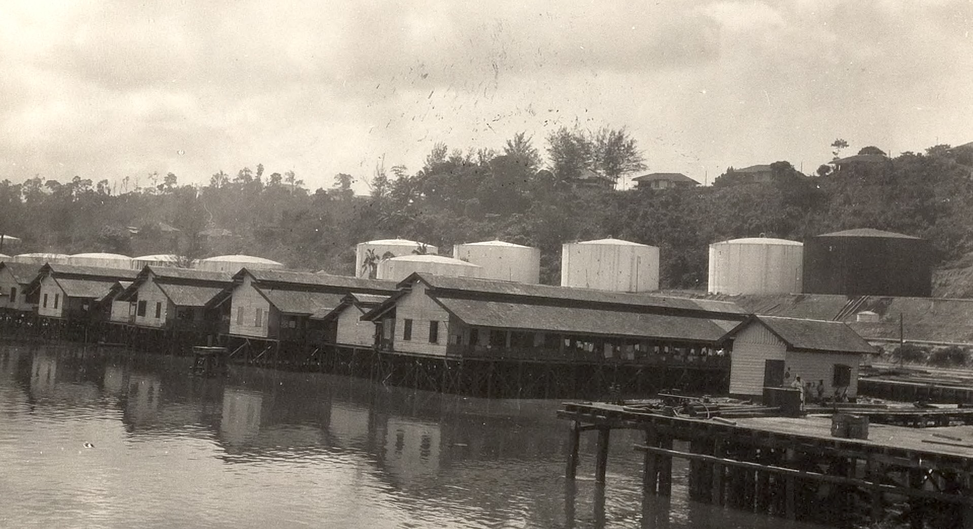 Kilang-kilang minyak di Balikpapan pada 1930. FOTO: LEIDEN UNIVERSITY LIBRARIES
