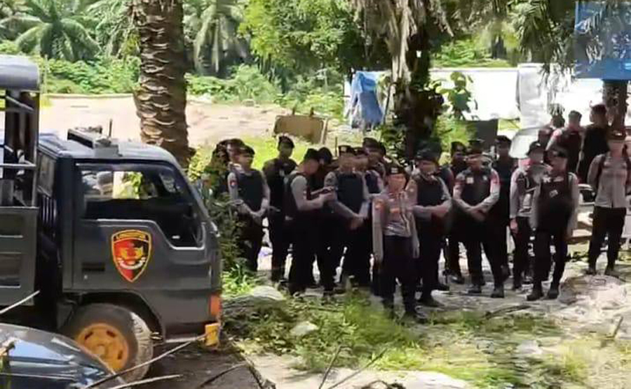 Pihak Kepolisian Resor Paser melakukan pengamanan aksi unjuk rasa warga Long Ikis untuk mempertahankan lahan seluas 2.076 hektare oleh perusahaan BUMN, pada akhir April 2025. FOTO: ISTIMEWA Pihak Kepolisian Resor Paser melakukan pengamanan aksi unjuk rasa warga Long Ikis untuk mempertahankan lahan seluas 2.076 hektare oleh perusahaan BUMN, pada akhir April 2025. FOTO: ISTIMEWA