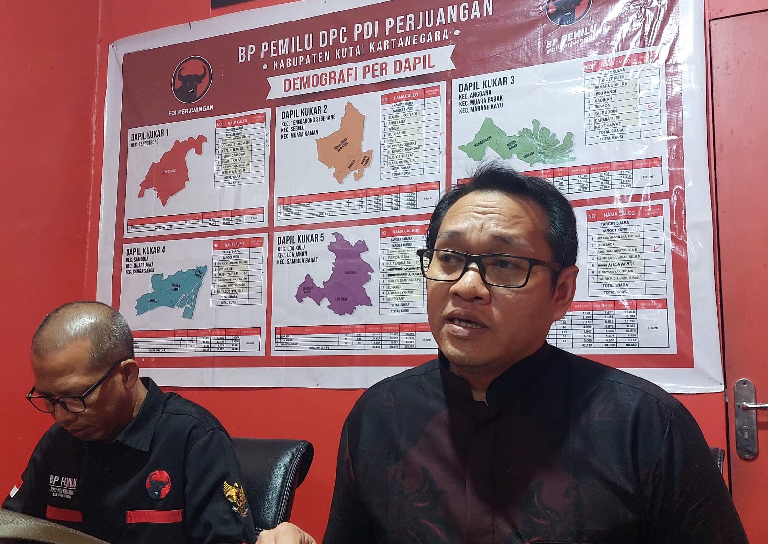 Ketua Bapilu DPC PDIP Kukar, Junaidi, memberikan penjelasan kepada media. FOTO: ISTIMEWA.