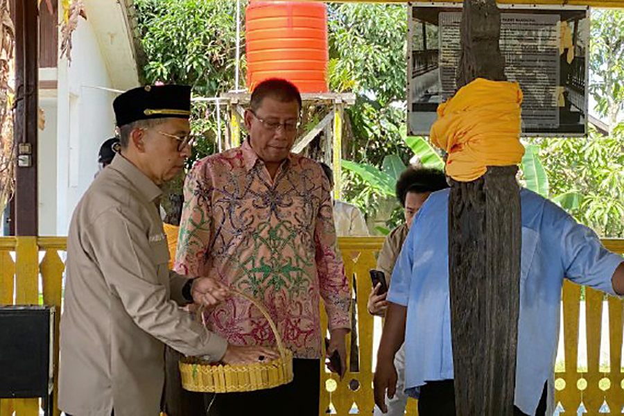 Menteri Kebudayaan Fadli Zon (kiri) saat menaburkan bunga di makam La Mohang Daeng Mangkona, Samarinda Seberang, 30 Mei 2025. FOTO: ISTIMEWA