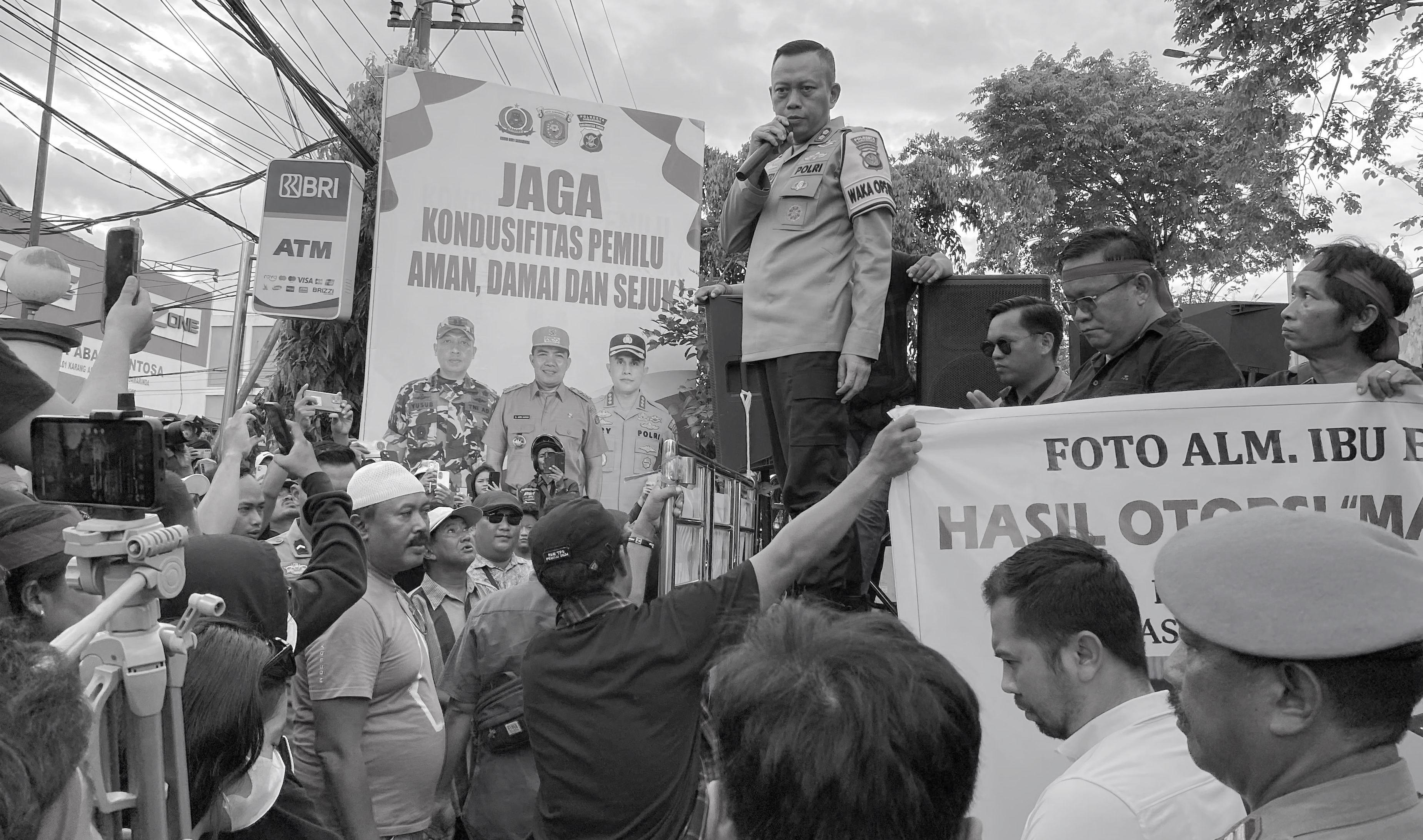Wakapolresta Samarinda, AKBP Eko Budiarto, menemui peserta aksi pada Senin, 8 April 2024. FOTO: LA HAMSAH-KALTIMKECE.ID