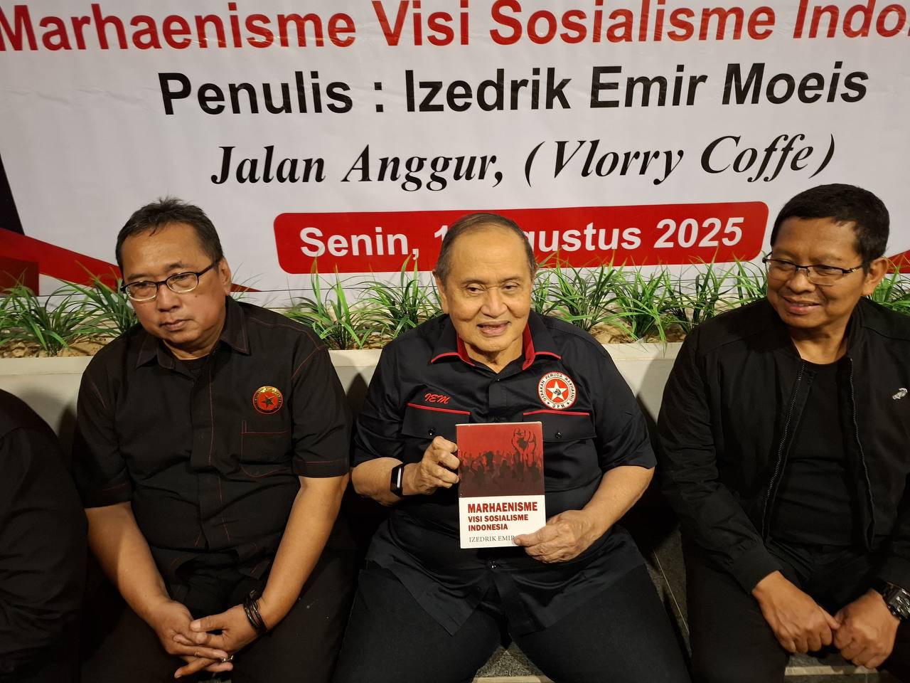 Izedrik Emir Moeis (tengah), penulis buku "Marhaenisme Visi Nasionalisme Indonesia". Foto: LA HAMSAH-KALTIMKECE.ID