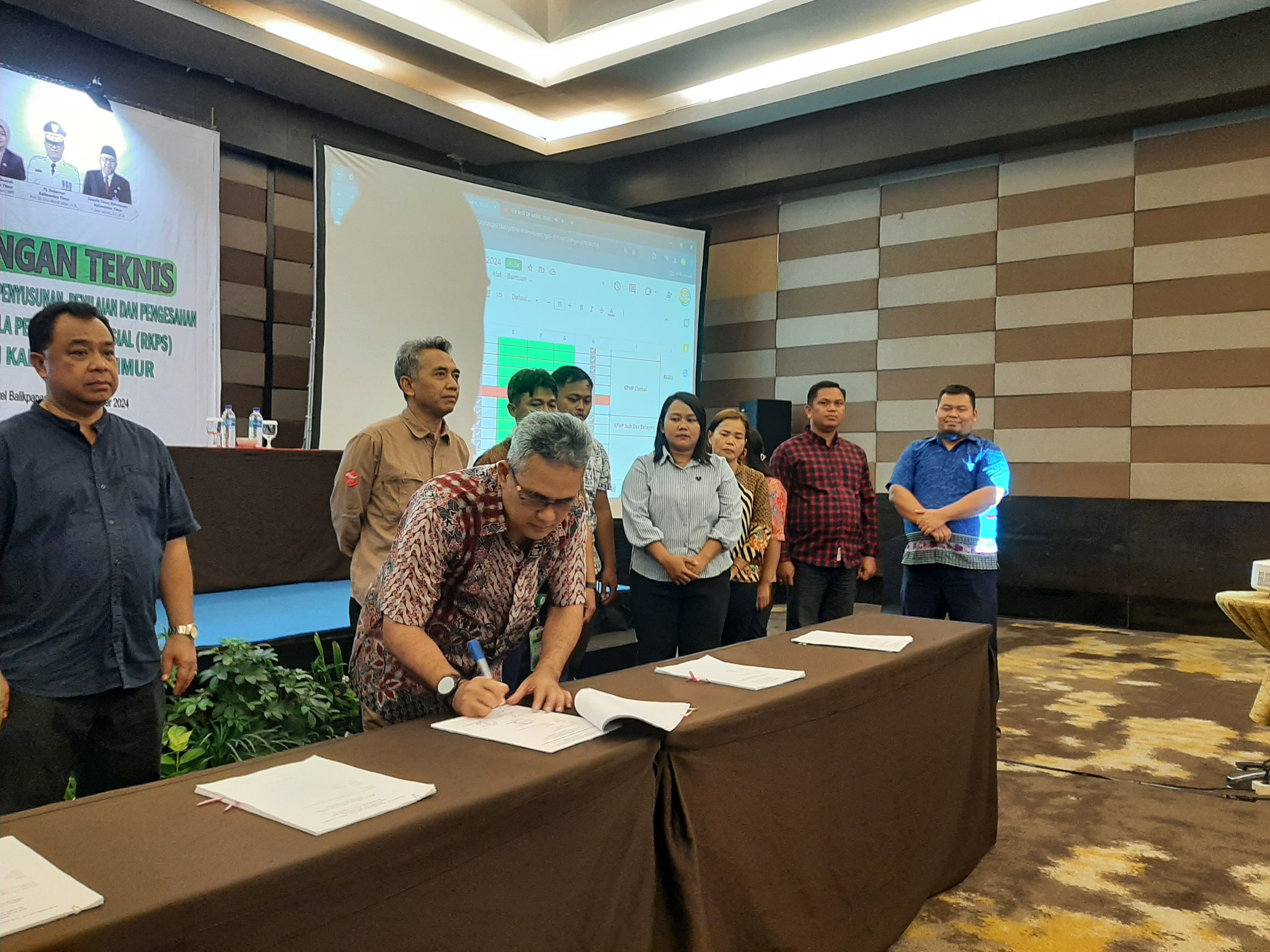 Dokumen yang telah diperiksa dan dinilai oleh KPH langsung ditandatangani oleh Kepala Balai Perhutanan Sosial dan Kemitraan Lingkungan (BPSKL) seksi wilayah III Kaltim-Tara, Eko Nopriadi. FOTO; ISTIMEWA. 