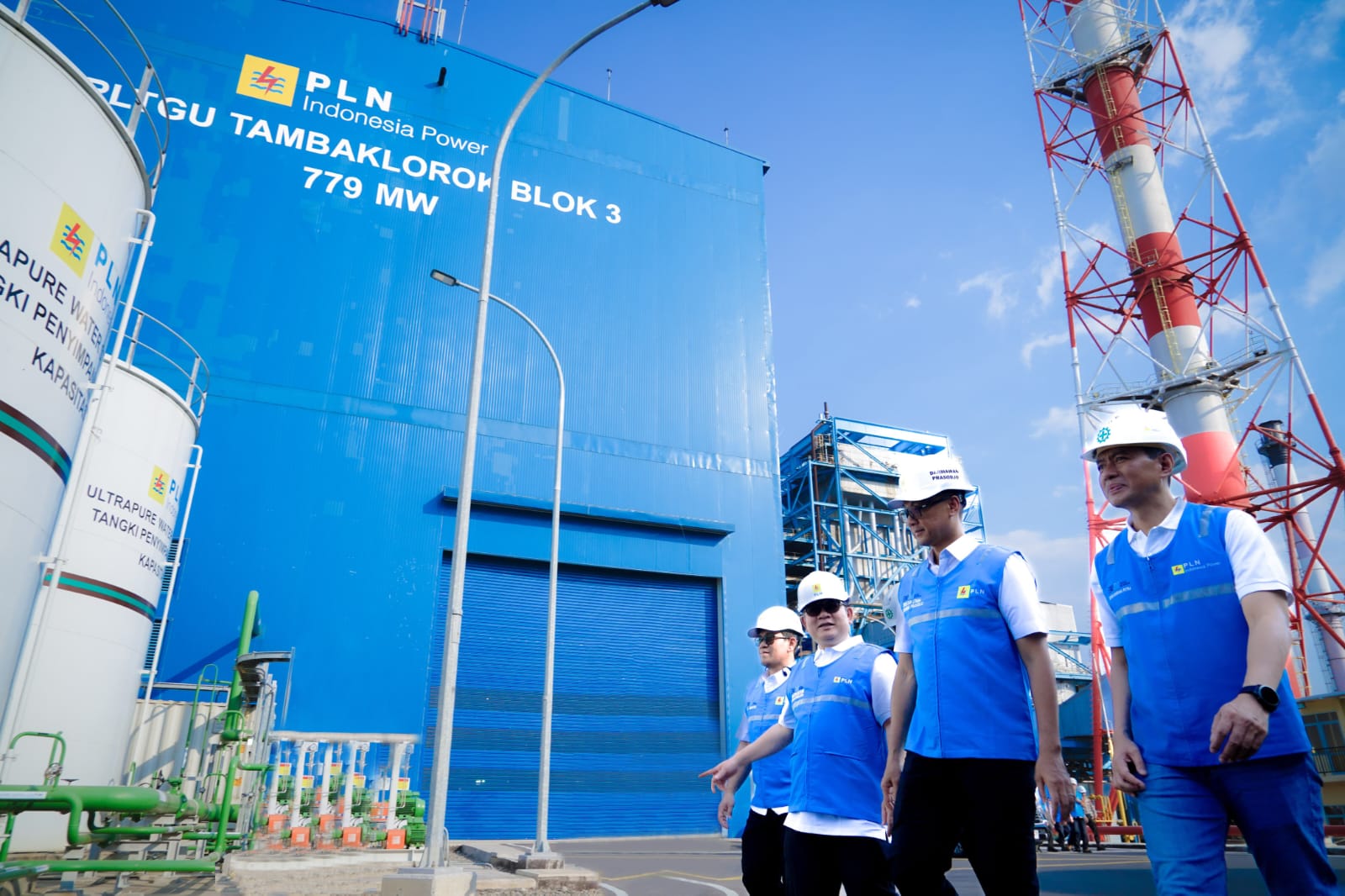 Direktur Jenderal Ketenagalistrikan Kementerian Energi dan Sumber Daya Mineral, Jisman Hutajulu (kedua dari kiri); Direktur Utama PLN, Darmawan Prasodjo (kedua dari kanan); Direktur Manajemen Pembangkitan PLN, Adi Lumakso (kiri); dan Direktur Utama PLN Indonesia Power, Edwin Nugraha Putra (kanan) ketika meninjau PLTGU Tambak Lorok Blok 3 di Semarang pada Jumat, 30 Agustus 2024. FOTO; ISTIMEWA. 