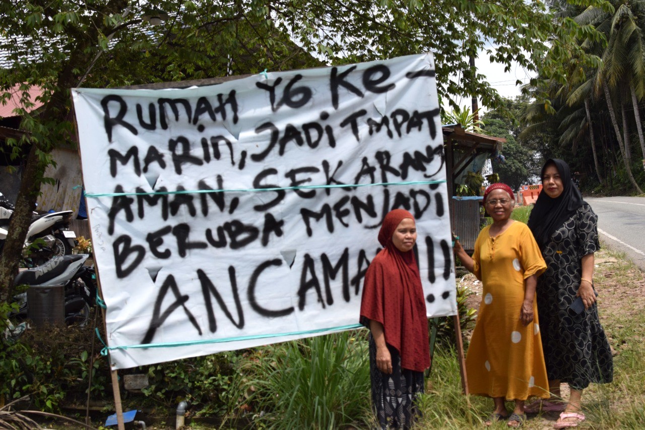 Warga sempat memasang sejumlah spanduk berisi keluhan setelah rumah mereka ambles di Desa Batuah, Loa Janan, Kukar. FOTO: M AL FATIH-KALTIMKECE.ID