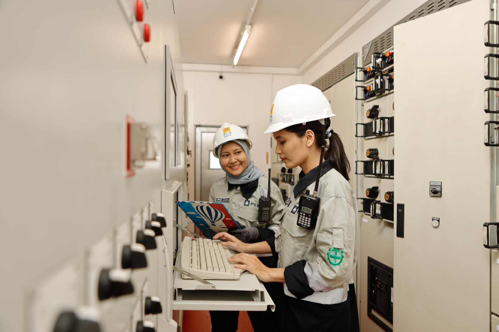 Srikandi turut andil dalam pemeliharaan mesin pembangkit listrik di wilayah kerja PLN Indonesia Power di Kalimantan Timur. FOTO: ISTIMEWA. 