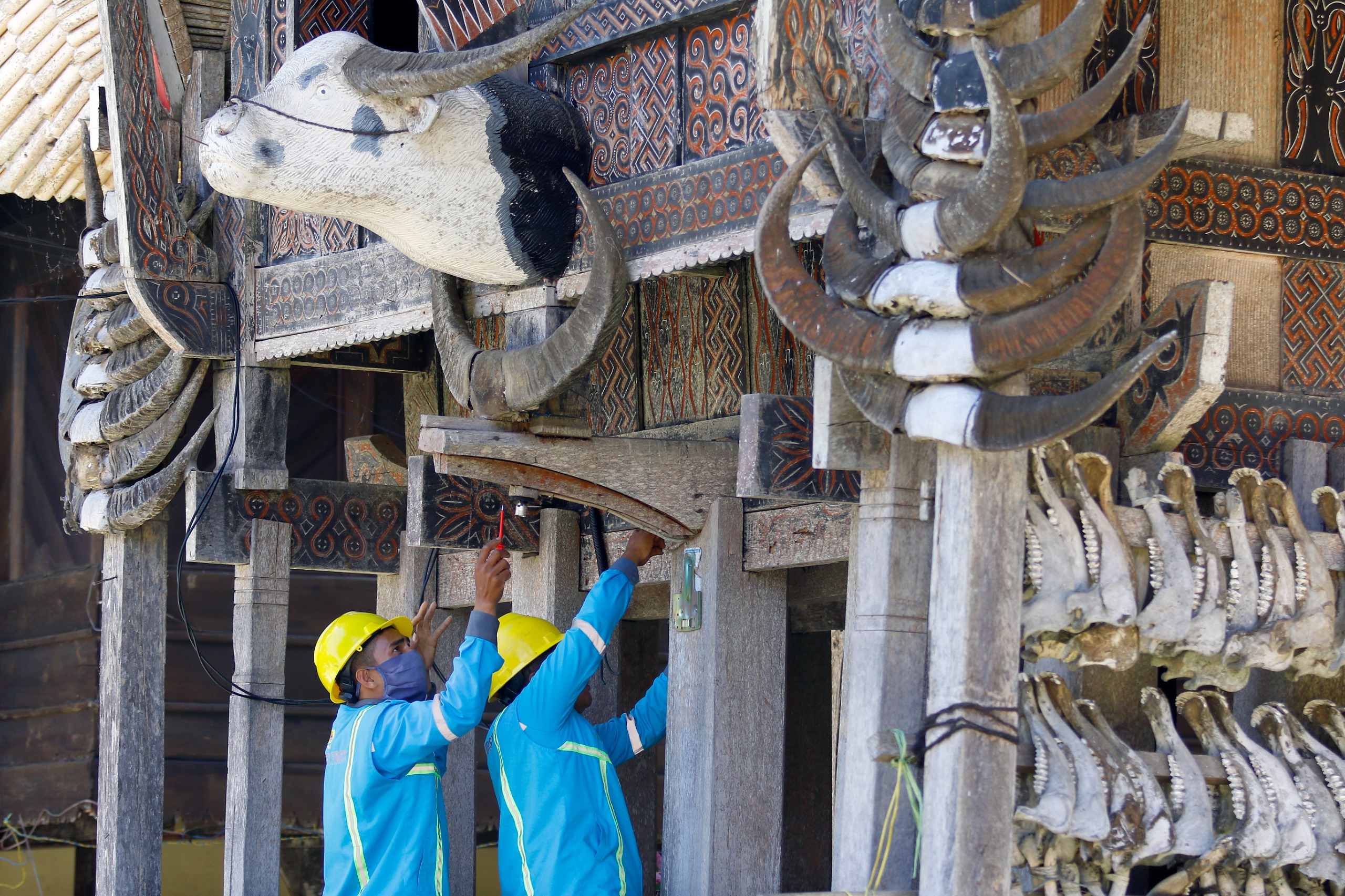 Petugas PLN melakukan penyambungan listrik bagi pelanggan baru di Toraja, Sulawesi Selatan. Percepatan penyambungan pelanggan yang dilakukan PLN juga sangat berdampak terhadap peningkatan penjualan di tahun 2023. Sepanjang tahun 2023, PLN berhasil menambah 3,5 juta sambungan pelanggan. FOTO; ISTIMEWA. 