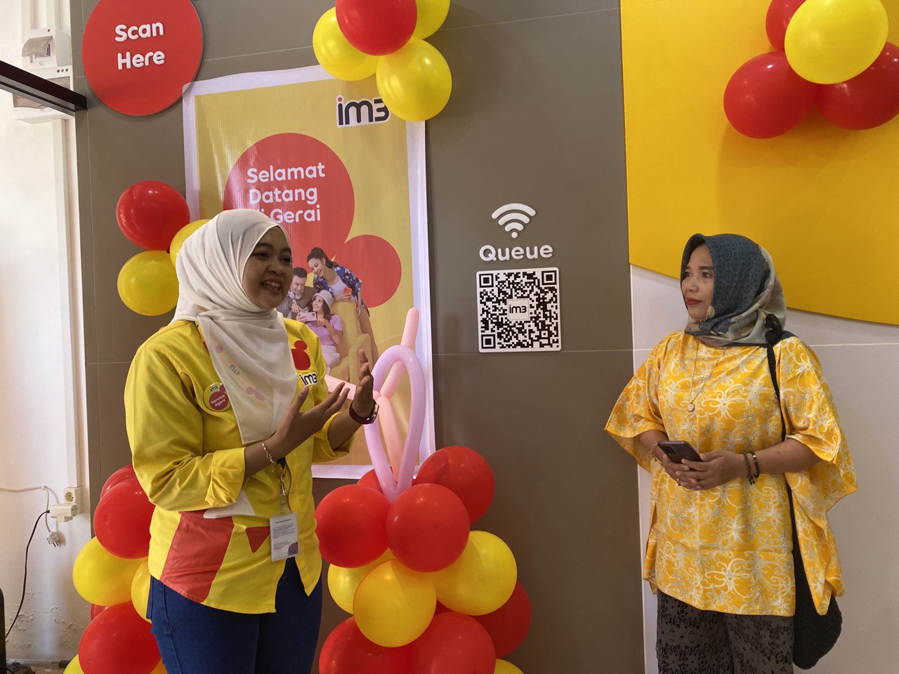 Pelanggan akan mendapatkan nomor antrean layanan yang terdigitalisasi dengan memindai QR Code melalui smartphone. FOTO: GIARTI IBNU LESTARI-KALTIMKECE.ID. 