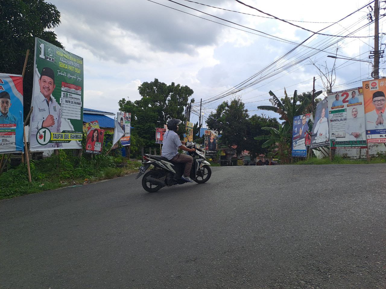 Tak sedikit spanduk dan baliho kampanye yang dipasang di pohon, jalan protokol, tiang listrik yang menjadi sarana publik. FOTO: ISTIMEWA. 