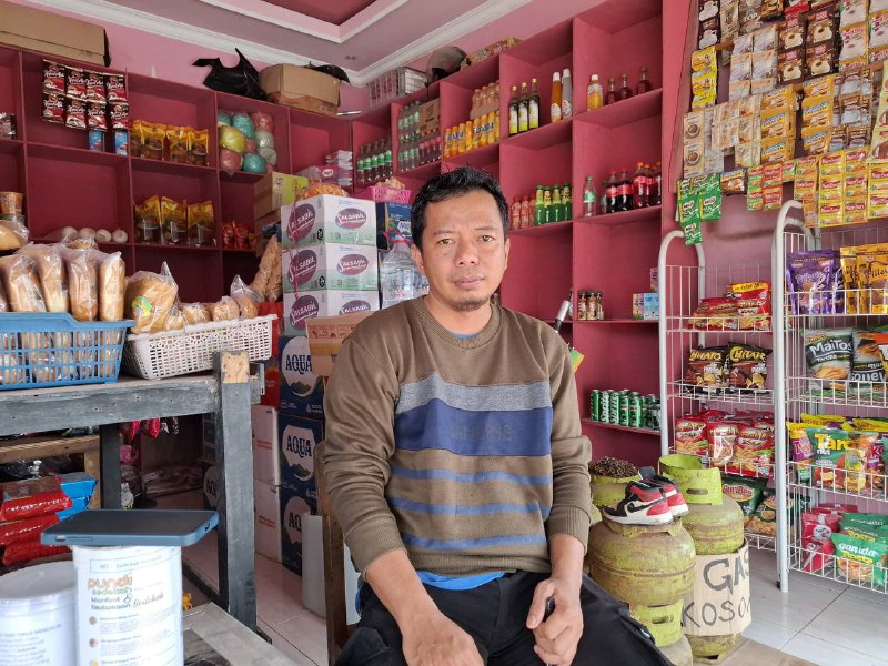 Hendro Lismono, sekretaris RT 04, Kelurahan Jawa, Kecamatan Sangasanga, Kutai Kartanegara, pada Selasa, 24 Juni 2025. FOTO: LA HAMSAH-KALTIMKECE.ID