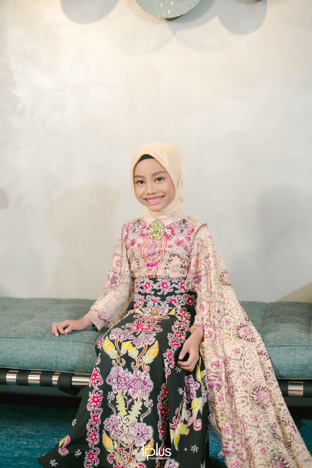 Potensi seni Azalea bukan hanya memainkan alat musik, tapi juga mahir menari tarian tradisional. FOTO: ISTIMEWA.