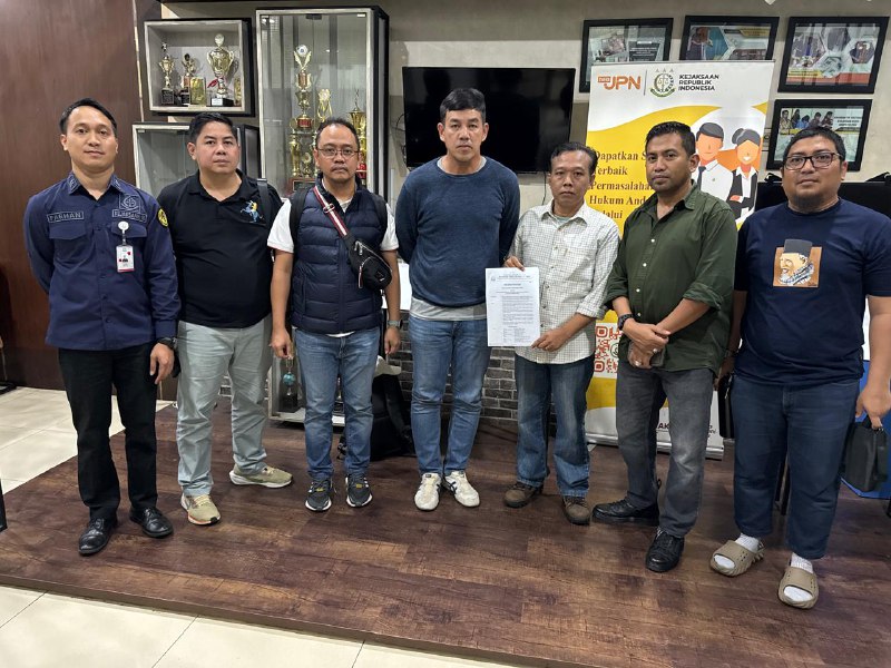 Wendi (tengah) sesaat setelah dibekuk tim gabungan Kejaksaan RI di Kawasan Kalideres, Jakarta Barat. FOTO: DOK. KEJATI KALTIM