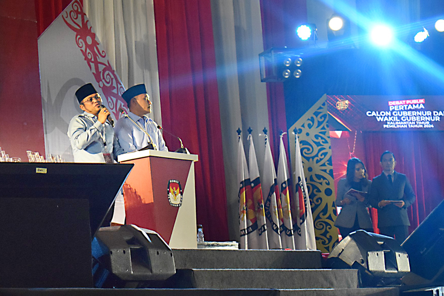 Paslon Rudi Mas'ud dan Seno Aji saat debat pertama. FOTO: M AL FATIH-KALTIMKECE.ID Paslon Rudi Mas'ud dan Seno Aji saat debat pertama. FOTO: M AL FATIH-KALTIMKECE.ID