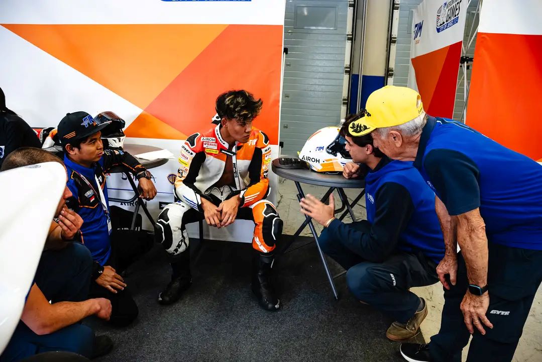 Aldi Satya Mahendra (tengah) menempati posisi puncak klasemen Supersport 300 FIM ICG dengan mengumpulkan 46 poin. FOTO; ISTIMEWA. 