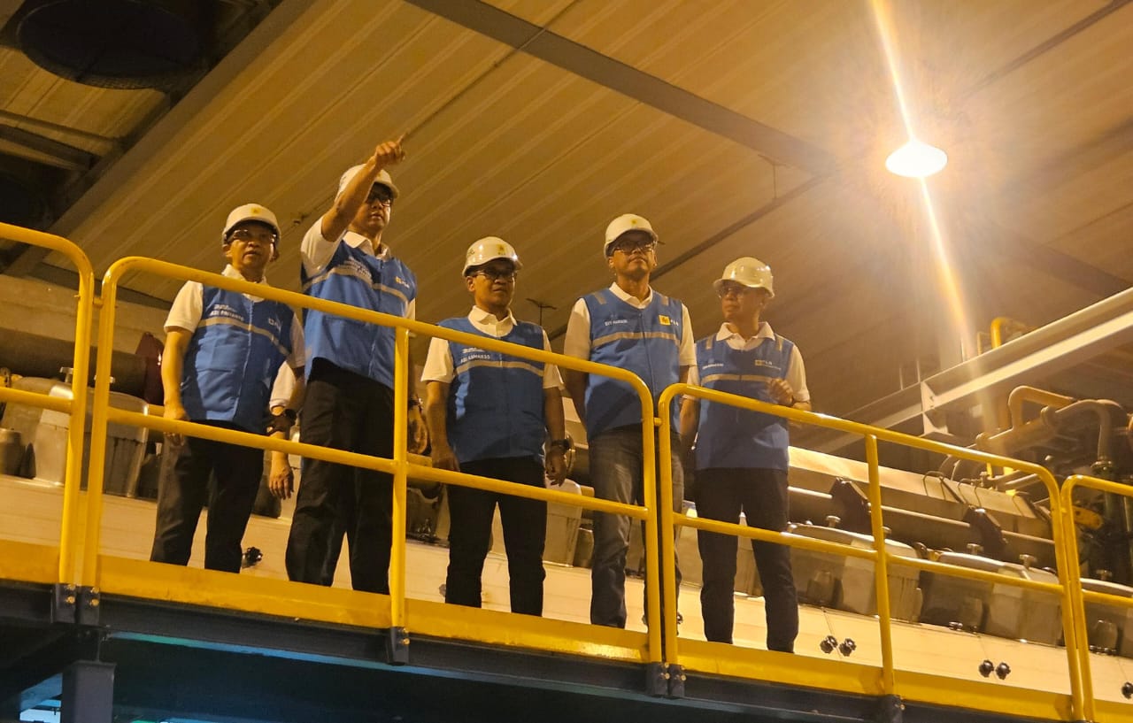Direktur Utama PT PLN (Persero), Darmawan Prasodjo (kedua dari kiri); Direktur Distribusi PT PLN (Persero), Adi Priyanto (kiri); Direktur Manajemen Pembangkitan PT PLN Persero, Adi Lumakso (tengah); Direktur Transmisi & Perencanaan Sistem PT PLN (Persero), Evy Haryadi (kedua dari kanan); dan Direktur Utama PT PLN Indonesia Power, Edwin Nugraha Putra (kanan) ketika terjun langsung ke Pembangkit Listrik Tenaga Diesel dan Gas (PLTDG) Pesanggaran pada Sabtu dini hari, 3 Mei 2025 untuk memulihkan sistem kelistrikan di Bali. FOTO; ISTIMEWA. 