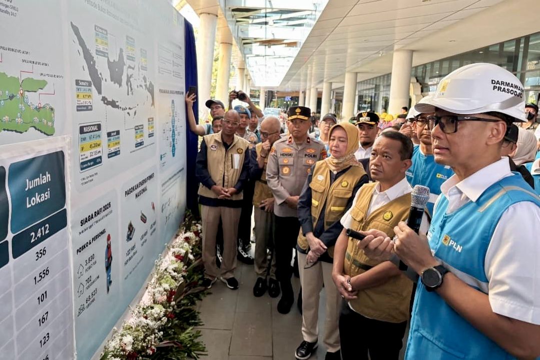 Menteri ESDM, Bahlil Lahadalia (kedua dari kanan) menerima penjelasan walking gallery oleh Direktur Utama PLN, Darmawan Prasodjo (kanan) terkait kondisi kelistrikan dan infrastruktur charging EV di SPKLU Pelabuhan Merak, Banten pada Kamis, 13 Maret 2025. FOTO; ISTIMEWA. 