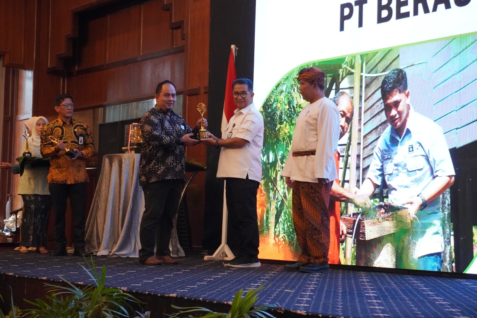 Pj Gubernur Akmal Malik memberikan apresiasi kepada perusahaan-perusahaan yang berhasil mendapatkan peringkat terbaik dalam Proper periode 2023-2024. FOTO; ISTIMEWA. 