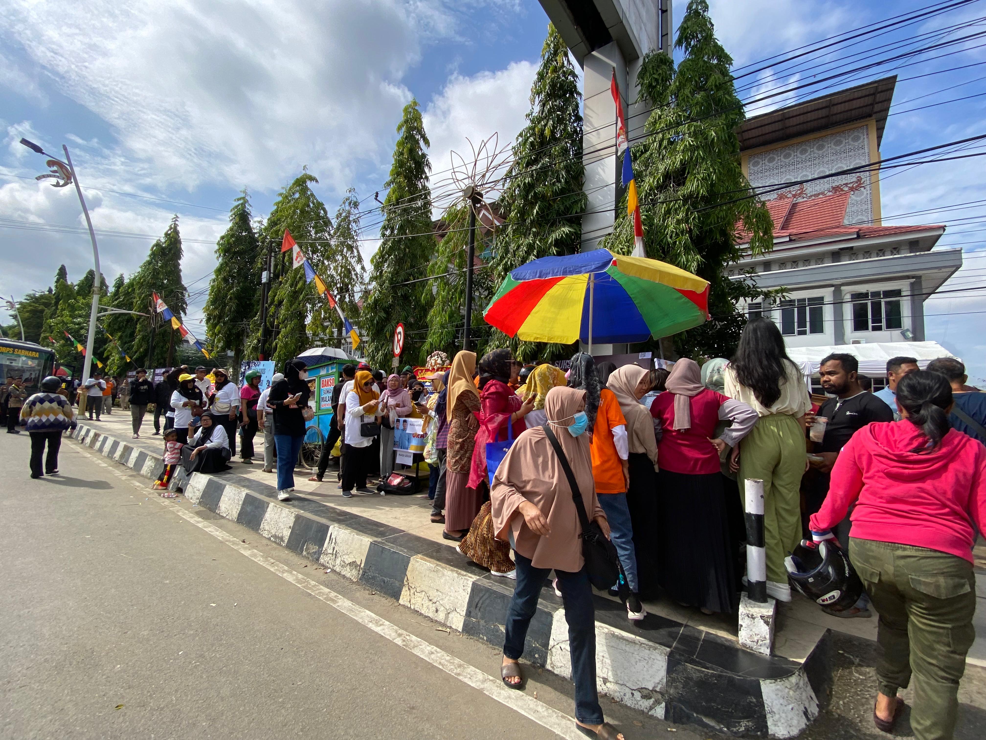 Aneka jajanan, makanan, dan minuman dijejer dengan rapi oleh sekitar 30 pelaku UMKM. FOTO; GIARTI IBNU LESTARI - KALTIMKECE.ID