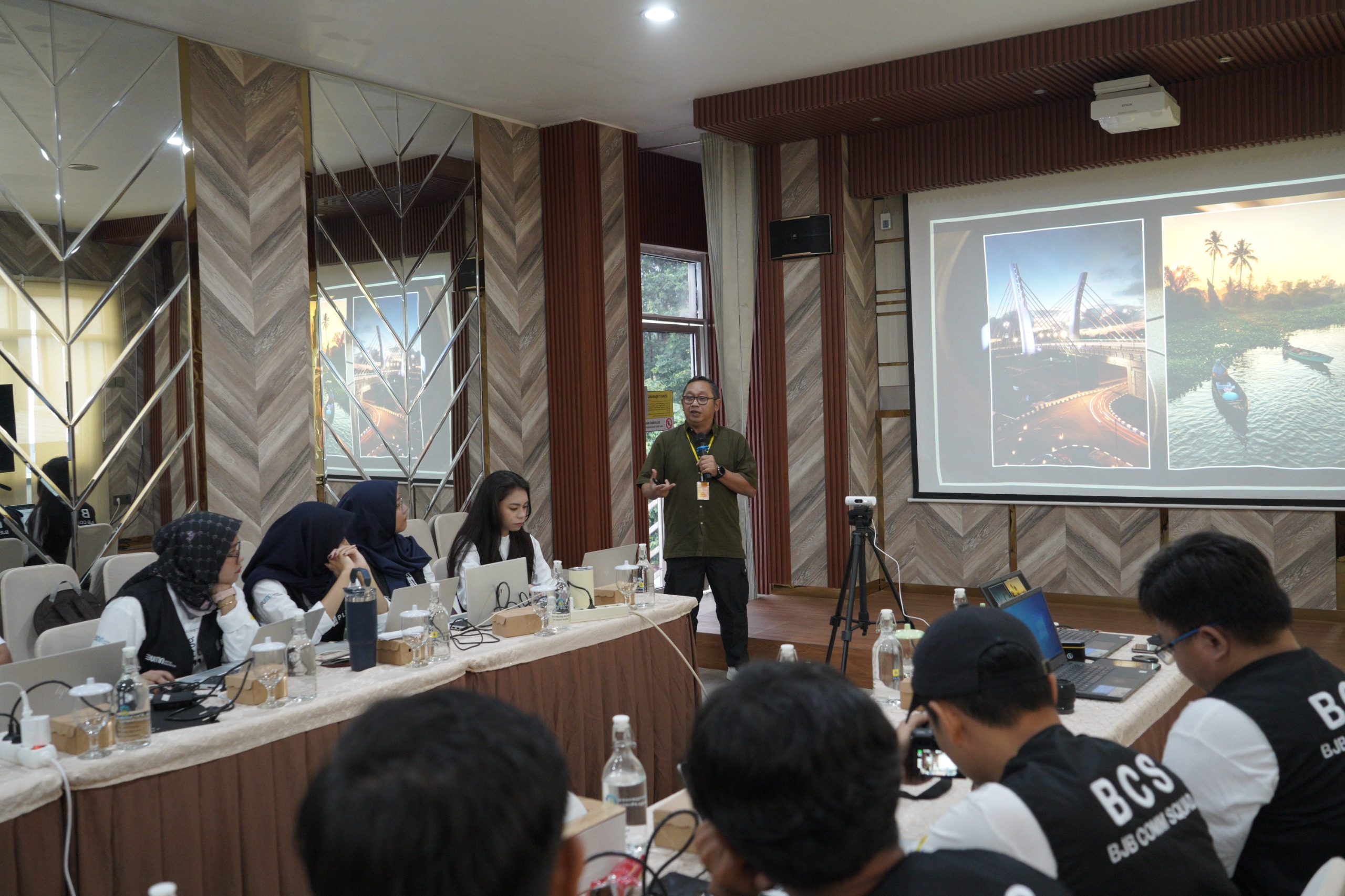 Potret para peserta sedang mengikuti Mini Course Fotografi dengan tema "Making a Visual That Tells". Dalam kegiatan ini peserta mempelajari teori tentang dasar-dasar fotografi jurnalistik dan teknik pengambilan gambar, sehingga dapat menghasilkan fotografi yang mampu bercerita. FOTO; ISTIMEWA.